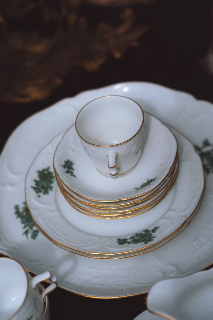 Service en porcelaine blanche à filets dorés, empilé.